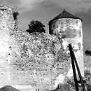 Старий замок. Мур між баштами Денною і Лаською, в товщі якого виявлено рештки давнього муру. Світлина А.Тюпича.