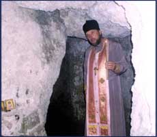 Отец Владимир показывает пещеры